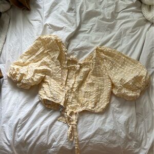 Adorable UO puffy sleeved pastel yellow gingham crop!🎷🌷💛🌻